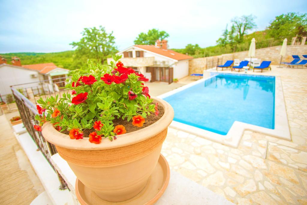 Villa Lara Karojba Δωμάτιο φωτογραφία