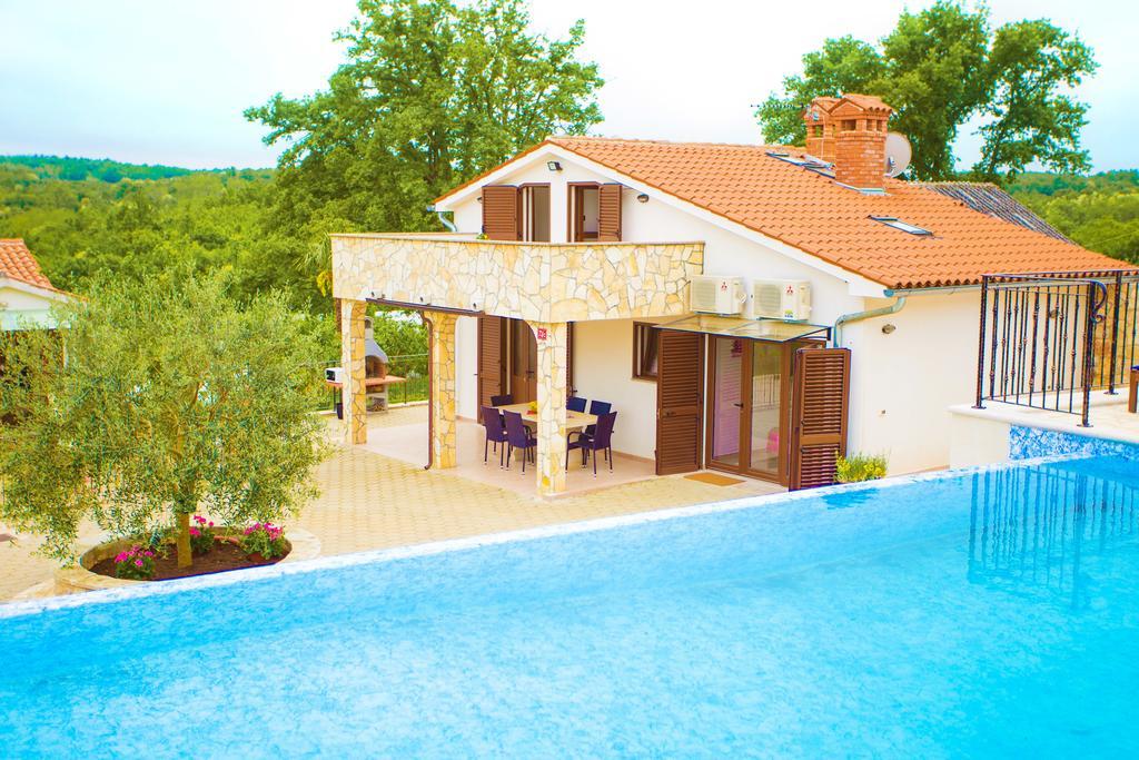 Villa Lara Karojba Δωμάτιο φωτογραφία
