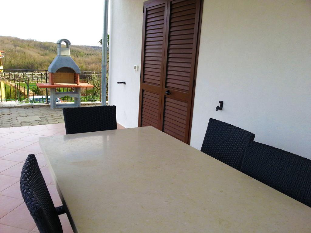 Villa Lara Karojba Δωμάτιο φωτογραφία